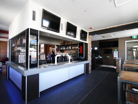 Cow And Calf Hotel - Accommodation 4U 0