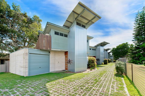 Sun Worship Crescent Head Eco Villas - Accommodation 4U 1
