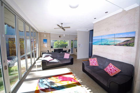 Sun Worship Crescent Head Eco Villas - Accommodation 4U 2