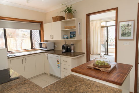 Taranaki Beach Unit - Accommodation 4U 1