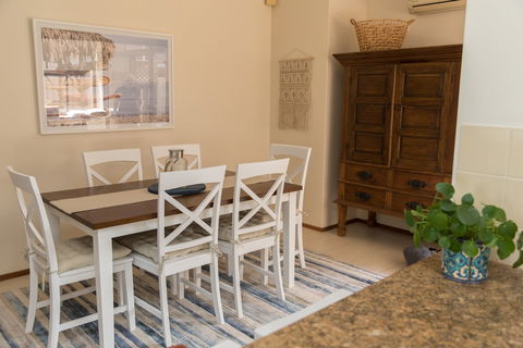 Taranaki Beach Unit - Accommodation 4U 2