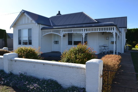 Calgary Accommodation & Killara Accommodation - Accommodation 4U 0