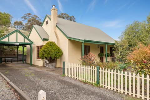 Country Pleasures Bed And Breakfast - Accommodation 4U 0