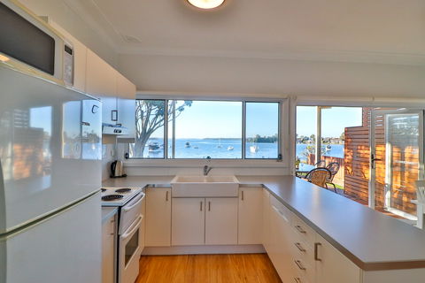 Lakefront Simplicity - Accommodation 4U 1