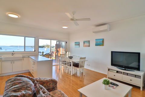 Lakefront Simplicity - Accommodation 4U 2