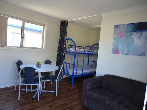 Moonta Bay Cabins - Cabin 2 - Accommodation 4U 2