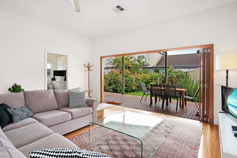 Newcastle Executive Homes - Cooks Hill Cottage - Accommodation 4U 0