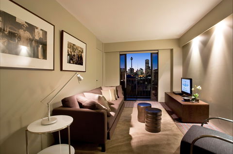 Overlooking The City's Silhouette - Accommodation 4U 0