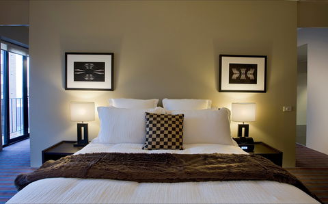 Overlooking The City's Silhouette - Accommodation 4U 1
