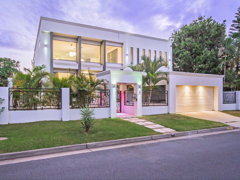 Riviera Waters Broadbeach - Vogue Holiday Homes - Accommodation 4U 0