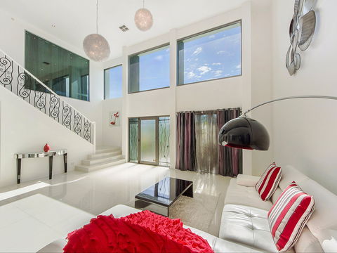 Riviera Waters Broadbeach - Vogue Holiday Homes - Accommodation 4U 1