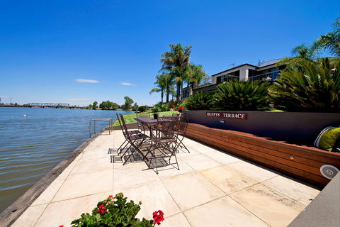 Waterfront Holiday Houses - Accommodation 4U 0