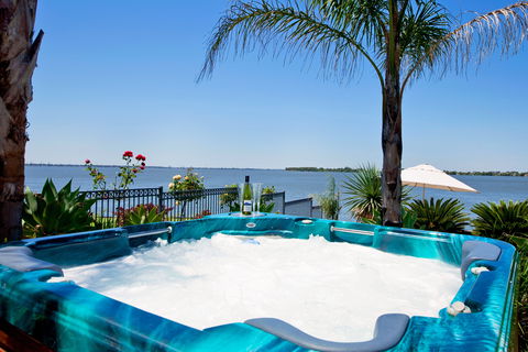 Waterfront Holiday Houses - Accommodation 4U 1