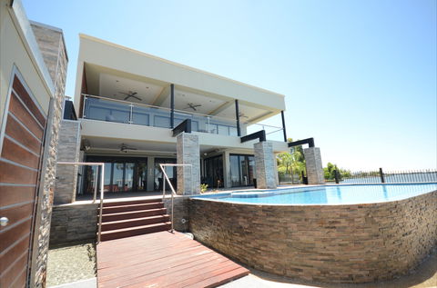 Waterfront Holiday Houses - Accommodation 4U 2