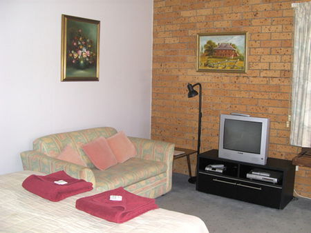 Airlie Court Holiday Apartments - Accommodation 4U 1