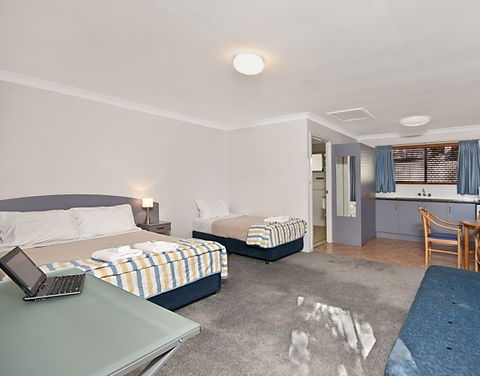 Dolphins Motel - Accommodation 4U 3