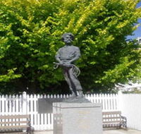 Alexander Cameron Statue - Accommodation 4U