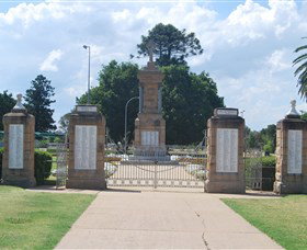 Warwick War Memorial And Gates - Accommodation 4U 0