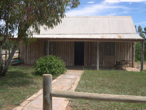 Early Settlers Cottage (Solly's Hut) - Accommodation 4U 0