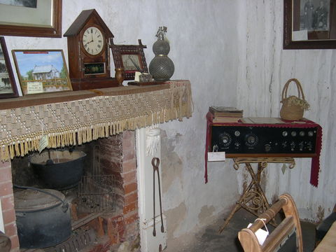Early Settlers Cottage (Solly's Hut) - Accommodation 4U 1