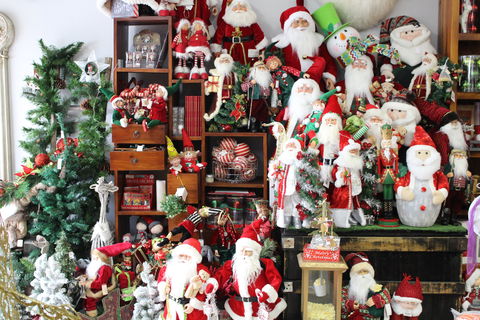 Mrs Claus And Santa - Accommodation 4U 2