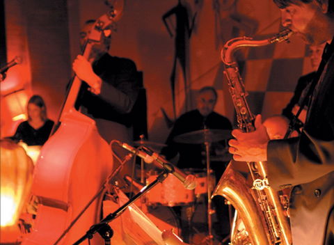 The Pearly Shells Feat. Julie O'Hara - Accommodation 4U 0
