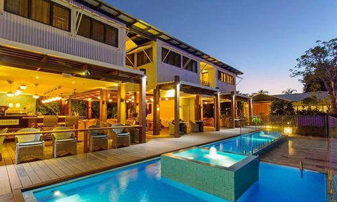 The Deck Poolside Bar & Restaurant - Accommodation 4U 10
