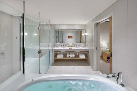 Crown Promenade Hotel - Accommodation 4U 10