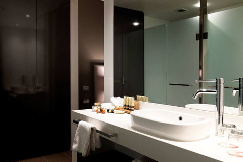 East Hotel - Accommodation 4U 6