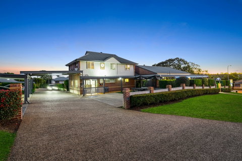 Ambassador On Ruthven Motel - Accommodation 4U 0