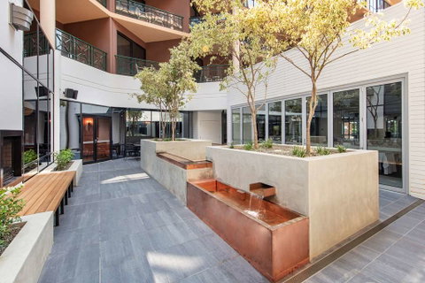 Amora Hotel Riverwalk Melbourne - Accommodation 4U 2