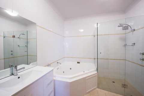 McCracken Country Club - Accommodation 4U 30