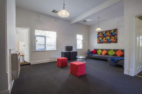 Cowan Street Bungalow - Accommodation 4U 6