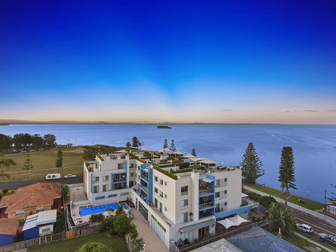 Lakeside Waterfront Apartment The Entrance - Accommodation 4U 16