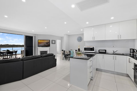 Lakeside Waterfront Apartment The Entrance - Accommodation 4U 3