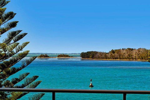 Lakeside Waterfront Apartment The Entrance - Accommodation 4U 34