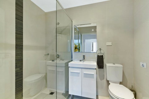 Lakeside Waterfront Apartment The Entrance - Accommodation 4U 11