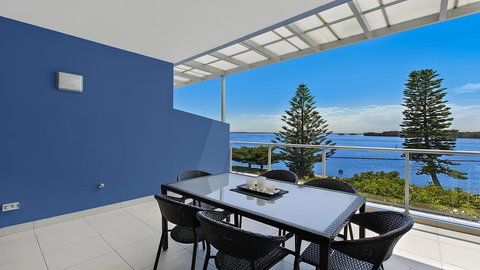 Lakeside Waterfront Apartment The Entrance - Accommodation 4U 32