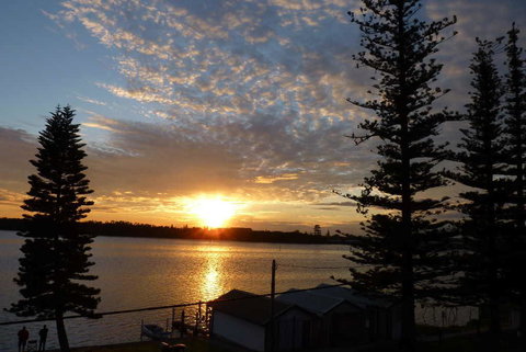 Lakeside Waterfront Apartment The Entrance - Accommodation 4U 28