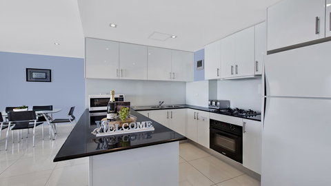 Lakeside Waterfront Apartment The Entrance - Accommodation 4U 1