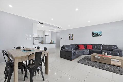 Lakeside Waterfront Apartment The Entrance - Accommodation 4U 5