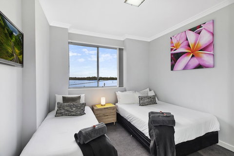 Lakeside Waterfront Apartment The Entrance - Accommodation 4U 10