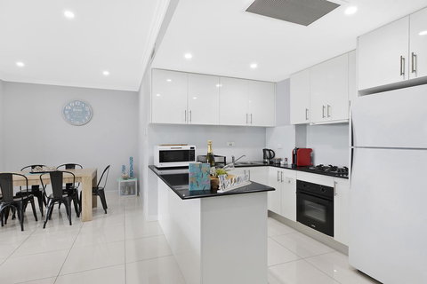 Lakeside Waterfront Apartment The Entrance - Accommodation 4U 2