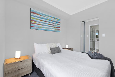 Lakeside Waterfront Apartment The Entrance - Accommodation 4U 8