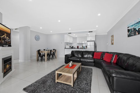 Lakeside Waterfront Apartment The Entrance - Accommodation 4U 4