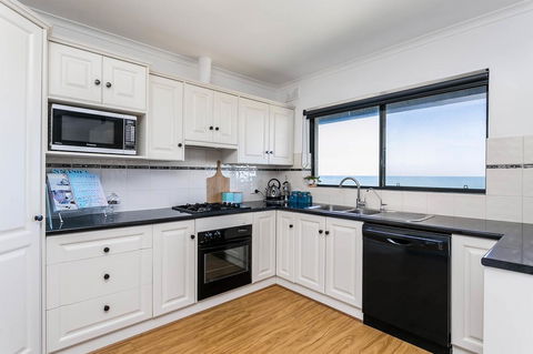 Blissful Beachfront Beachouse - Accommodation 4U 8