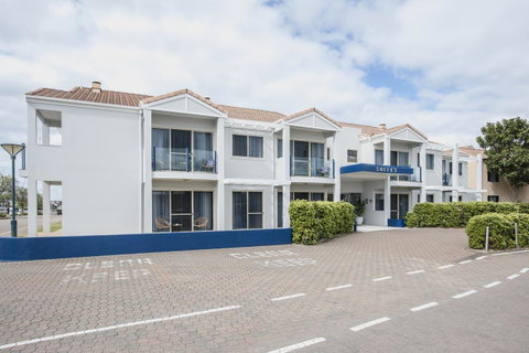 Marina Hotel - Accommodation 4U 19