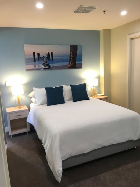 Beachside Luxury Apartments One & Two Bedroom In Beachfront Oaks Pier Building - Accommodation 4U 23