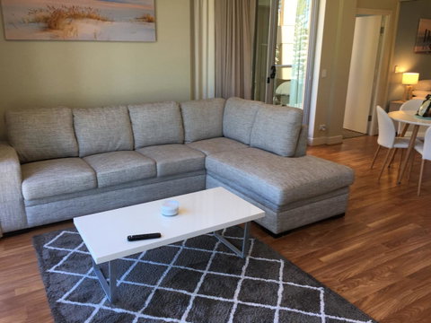Beachside Luxury Apartments One & Two Bedroom In Beachfront Oaks Pier Building - Accommodation 4U 20