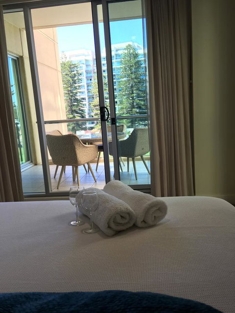 Beachside Luxury Apartments One & Two Bedroom In Beachfront Oaks Pier Building - Accommodation 4U 24